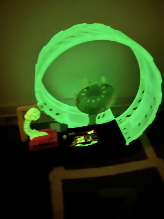 Monster truck Pista cascadorilor in bucla fosforescenta