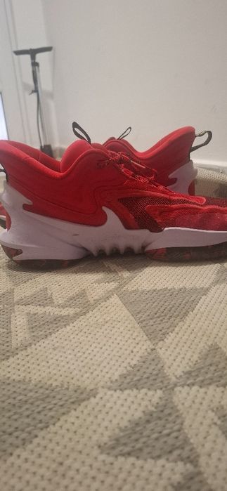 Vând adidasi nike,  ușori talpa de spuma, comozi calzi ușori la purtat