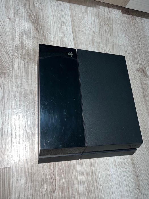 Vand PS4 cu un controler