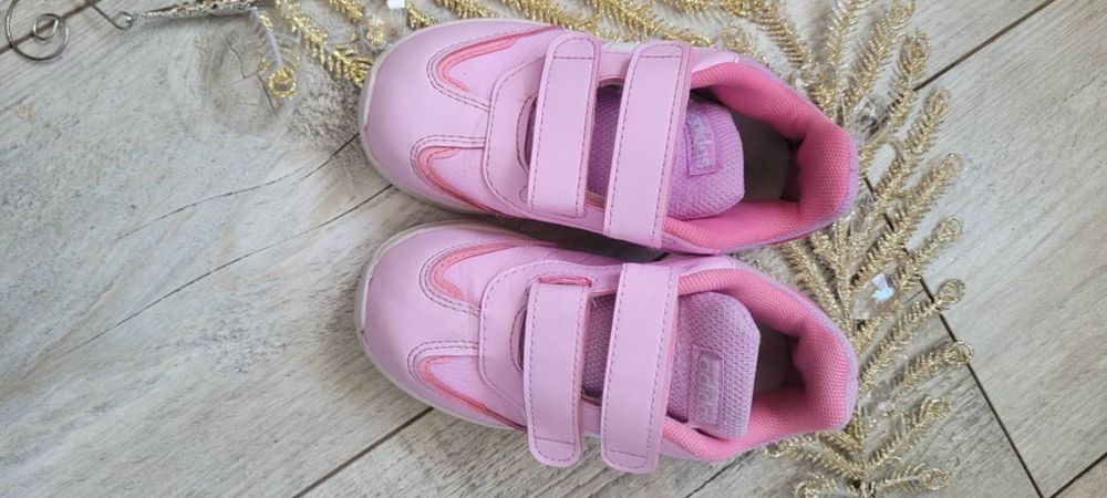 Adidași rozi de fetiță