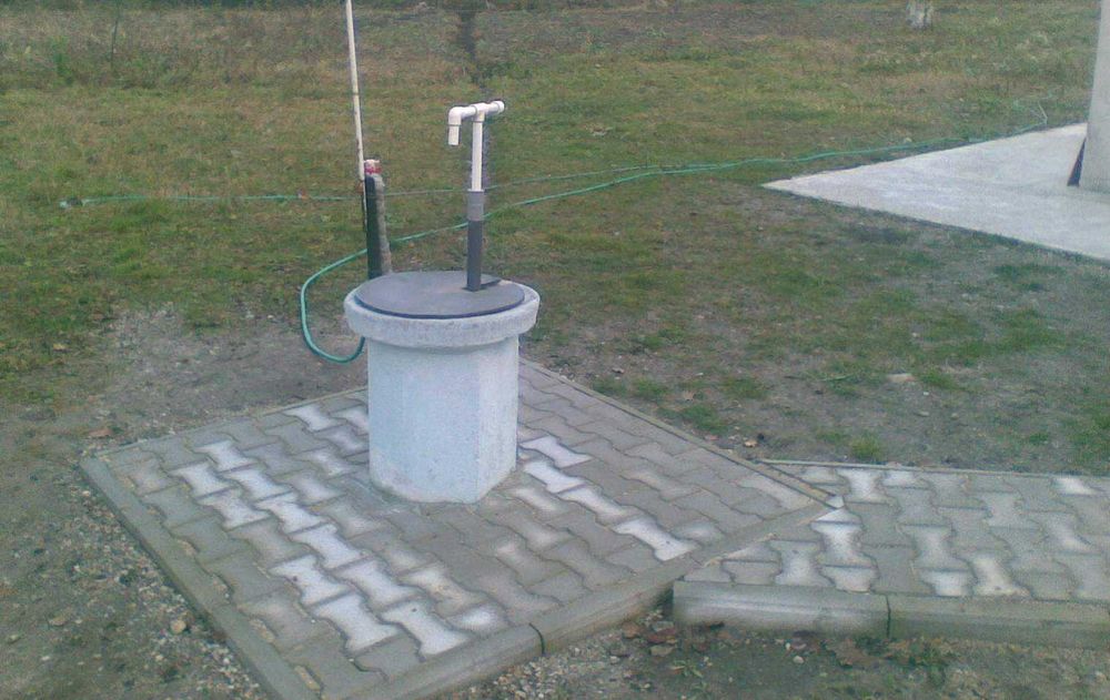 Pompa manuala apa fantana gradina din pvc