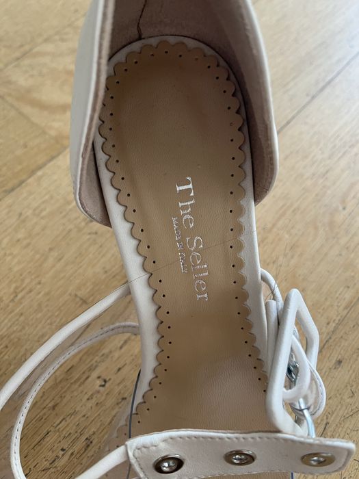 The seller обувки