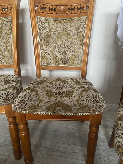 Стол со стульями для гостевой