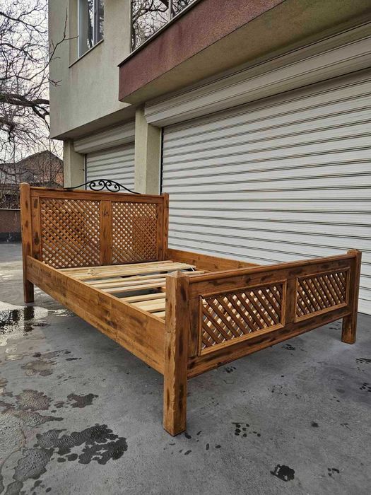 Шкаф с дърворезба