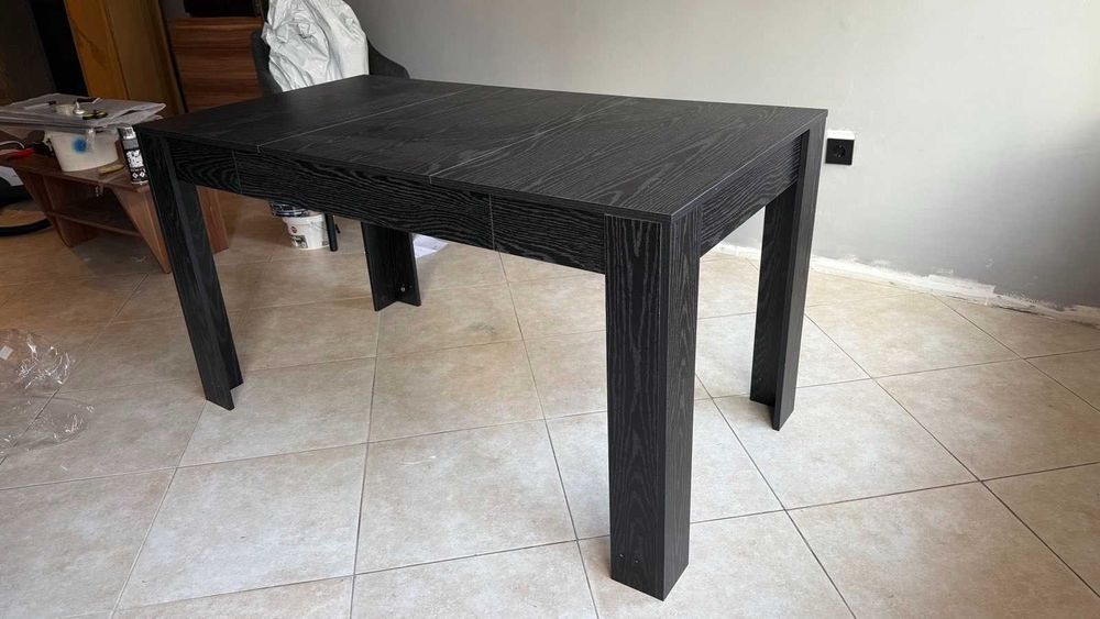 Чисто нова трапезна маса