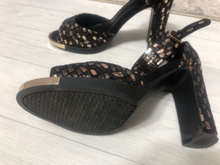 Продам. босоножки