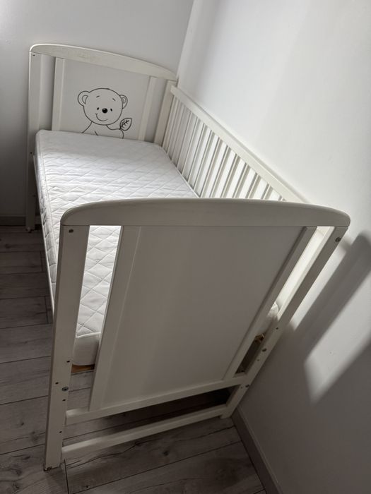 Pătuț din lemn cu laterala culisantă BabyNeeds