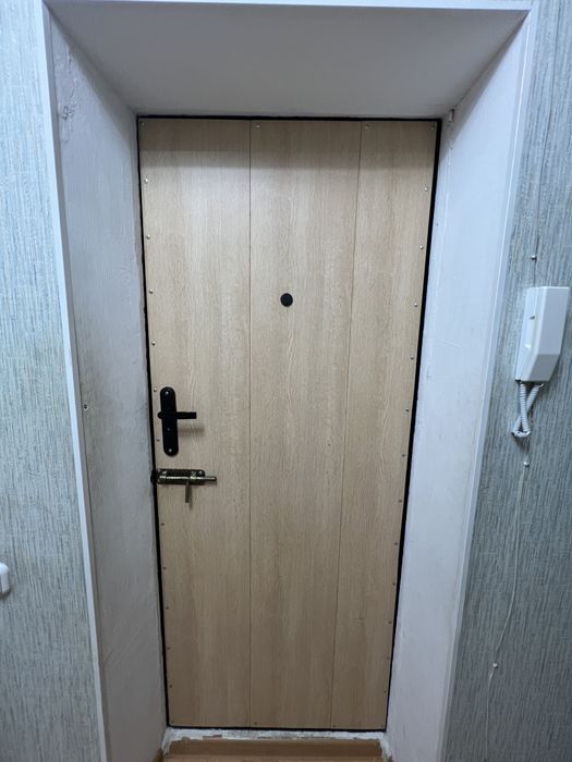 Продам входную дверь металлическую