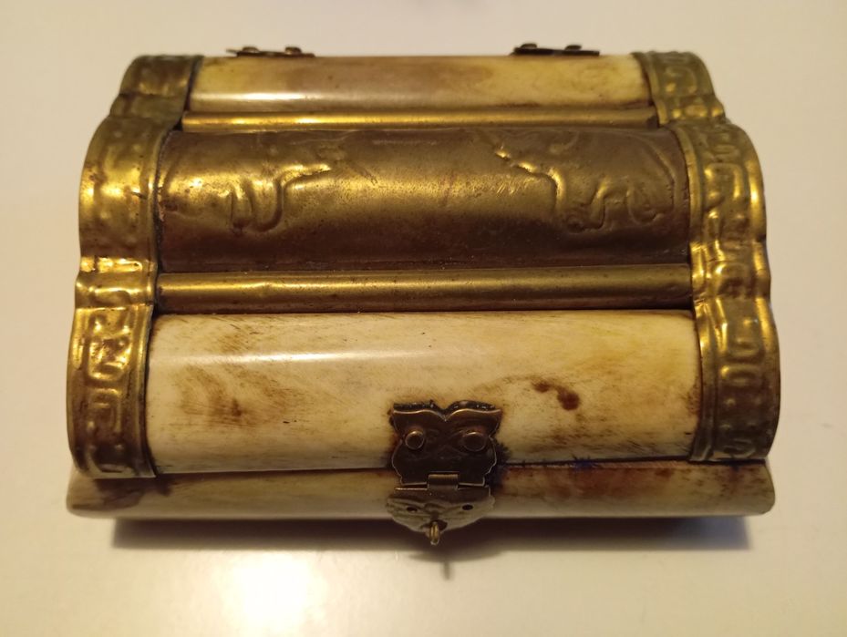 Кутия за бижута от кост