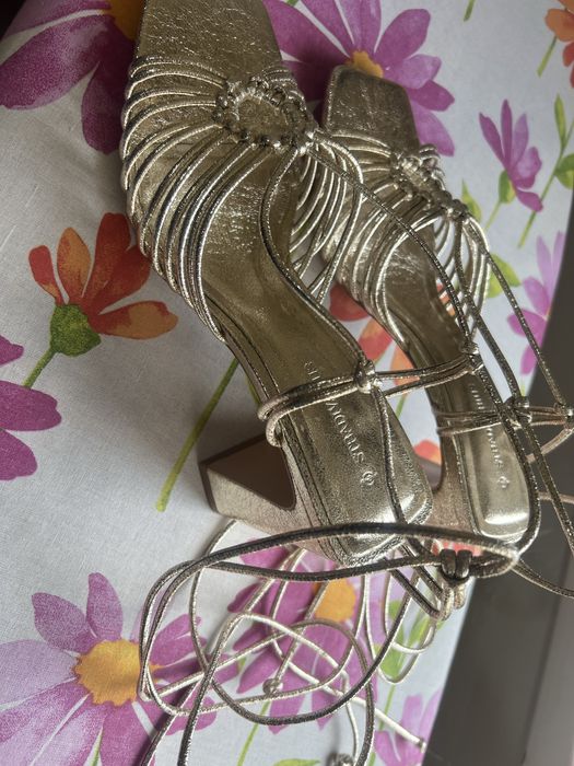 Sandale aurii legate pe picior