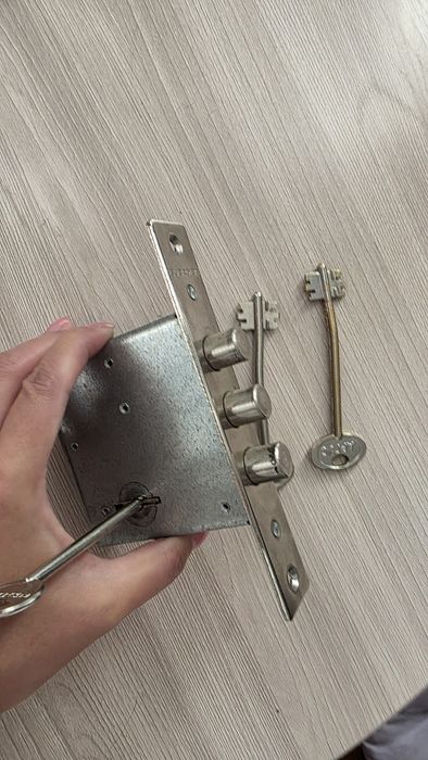 Замок врезной на дверь