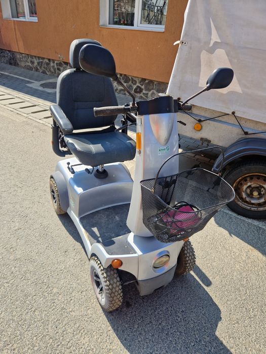 Carucior electric pentru persoane cu dizabilitati sau oameni in varsta