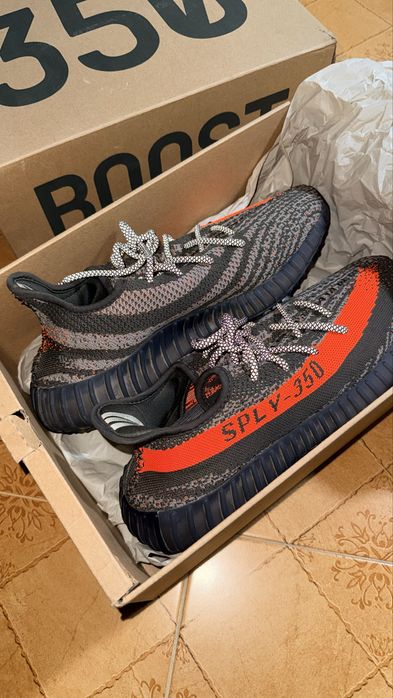 Кроссовки Adidas Yeezy Boost 350 V2 Carbon Beluga  с оранжевой полосой