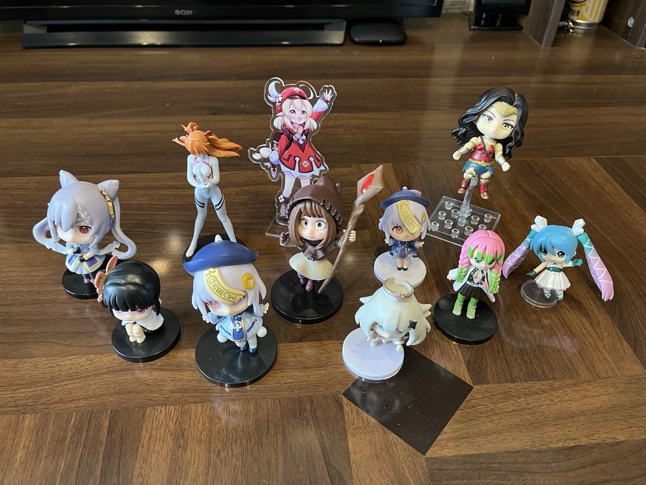 Аниме фигурки и значки