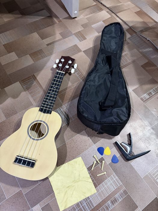 Укулеле с чехлом и аксессуарами