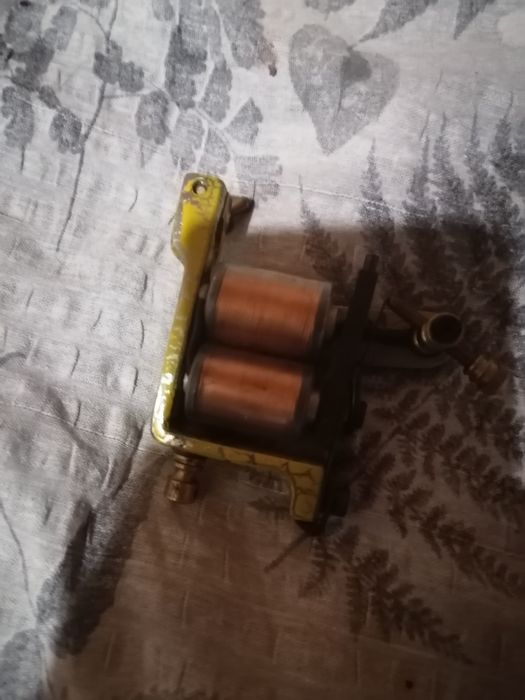 Vând mașina de tatuat