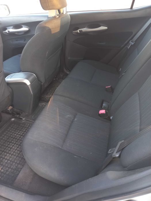 Тойота Аурис 2.0