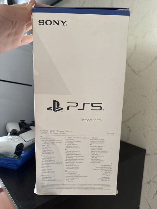 Playstation 5 с два контролера, UFC 5 и FC4