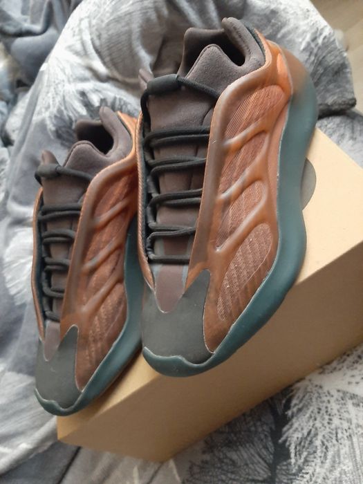 YEEZY Pantofi Sport Boost 700 V3