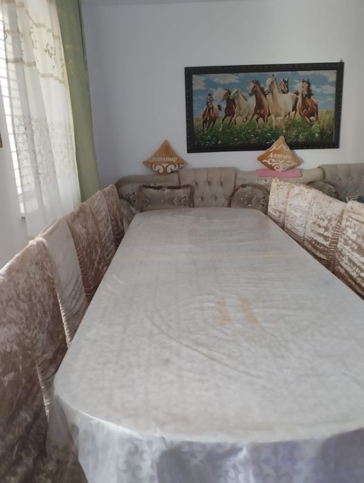 Гостиный стол и 12 стульев