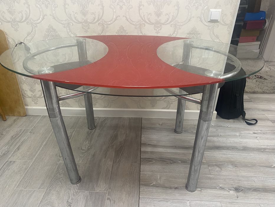 Продам стеклянный кухонный стол