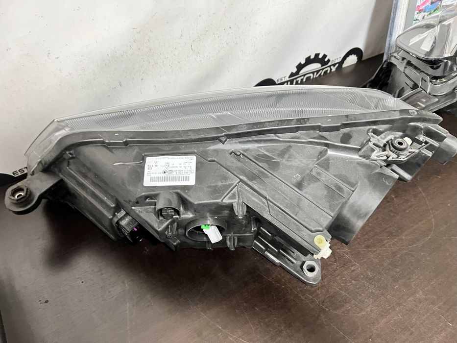 Far dreapta bixenon si led Skoda Superb 3