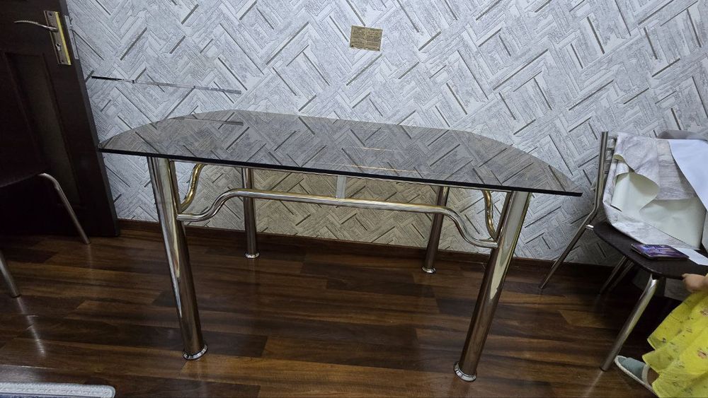 Oynali stol sostayanasi zor 3 ta stuli bor holati yaxshi