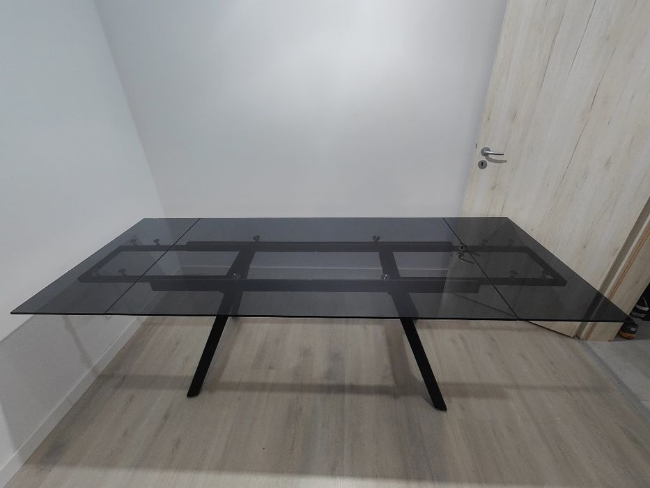 Masa extensibila sticla securizata fumurie + cadru metalic negru (240 cm)