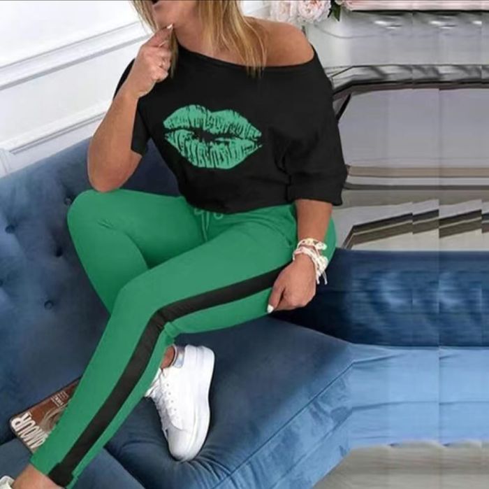 Продам женские костюмы