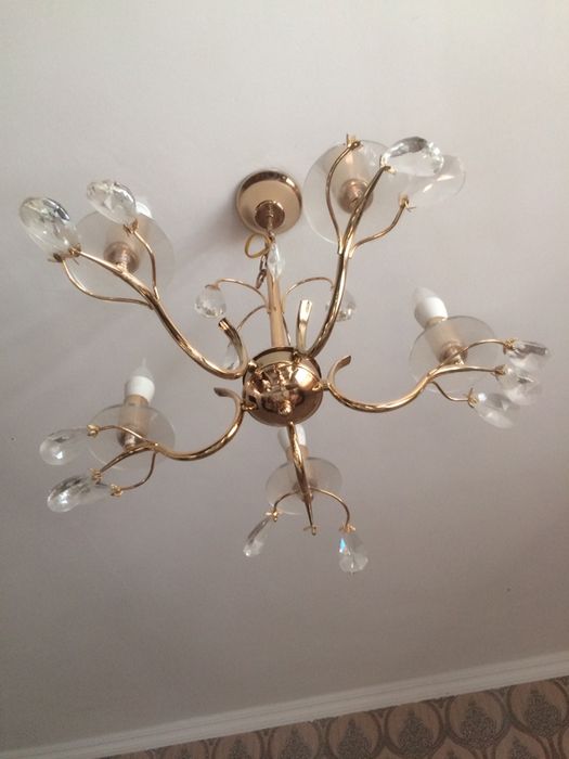 Продам 2 люстры 3 и 5 рожковые.