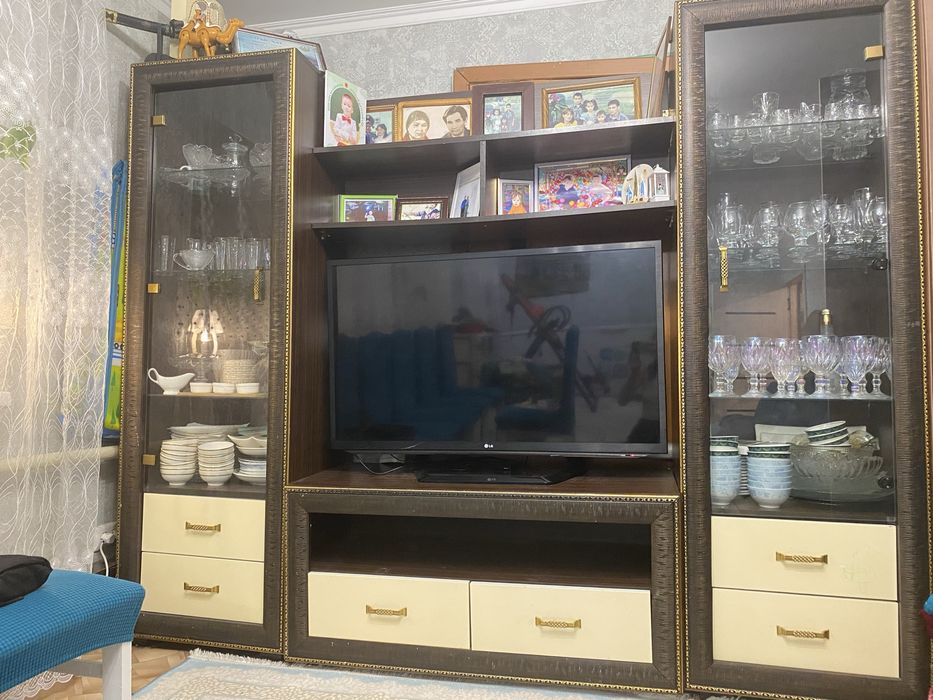 Продам сервант под телевизор