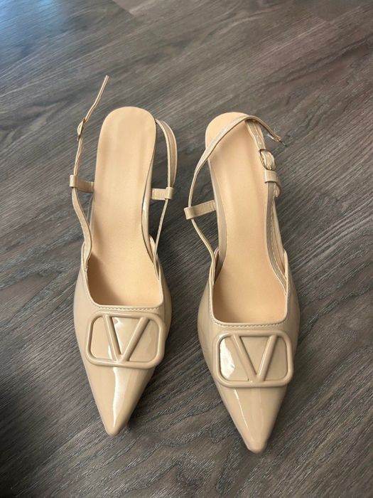 Бежевые туфли-лодочки на шпильке с острым носом  и открытой пяткой