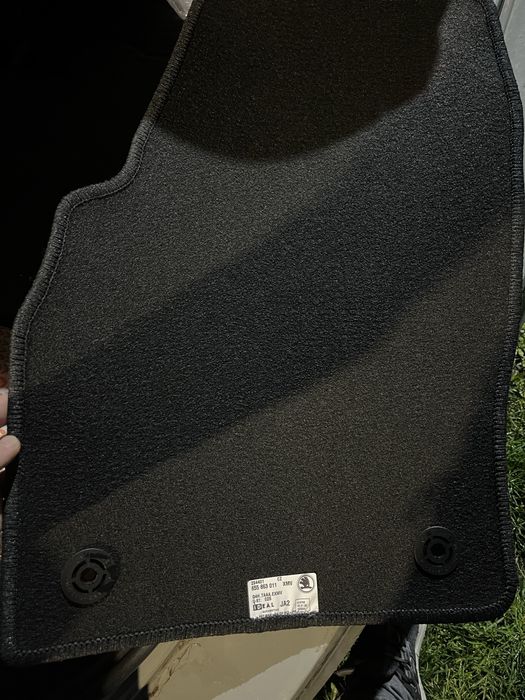 Лайсна за предна решетка - Шкода Карок 2021 и мокетни стелки