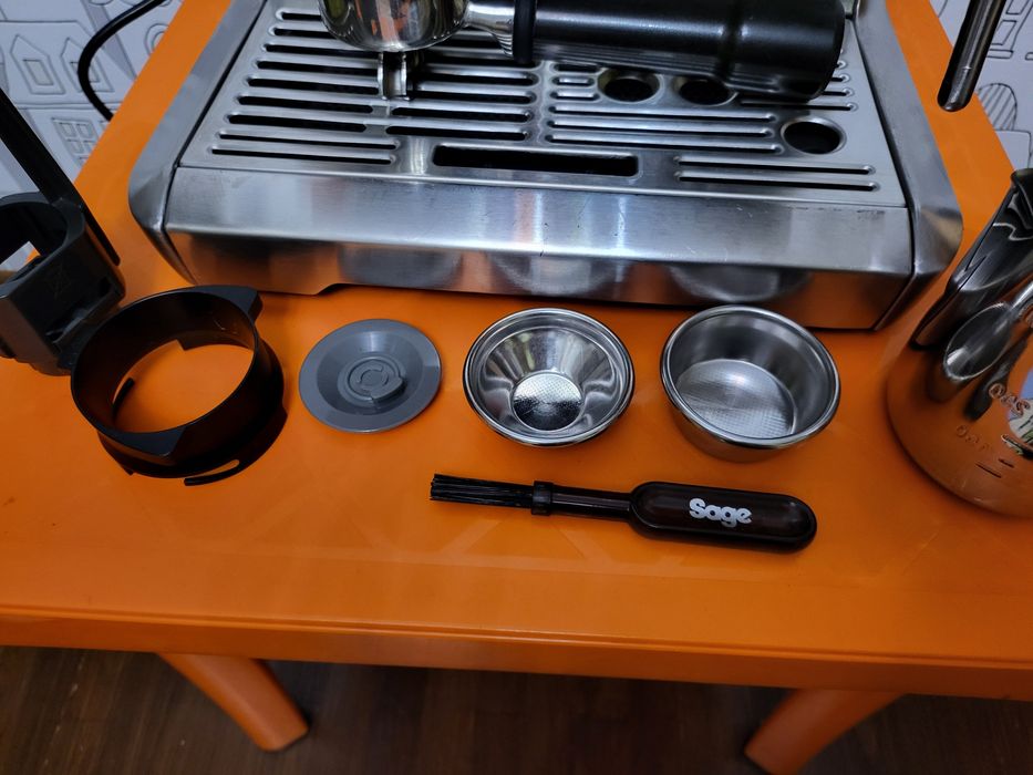 Кафемашина за еспресо  SAGE Barista Express с кафемелачка и аксесоари