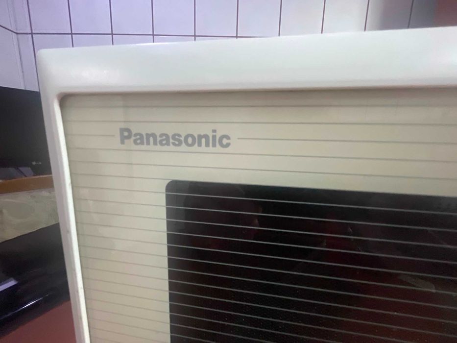 cuptor cu microunde  PANASONIC  functional !!!