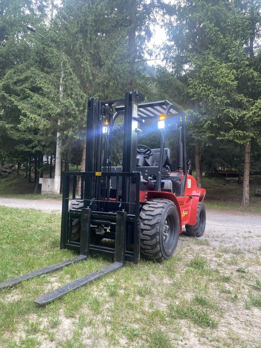 Stivuitor de teren accidentat