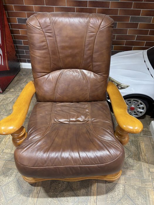 Продам  кожаный диван и 2 кресла