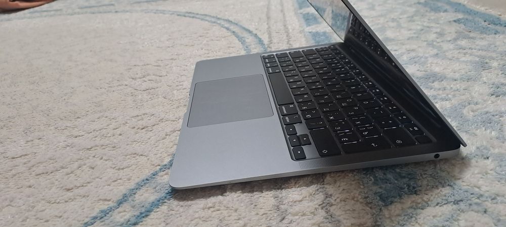 Продам Macbook Air (2020) срочно