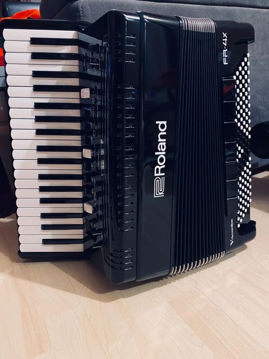 Vând acordeon digital Roland FR-4x,  în stare impecabilă.