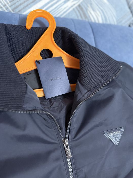Ветровка Prada.