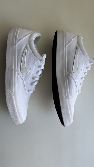 Продам кеды Nike белые оригинал