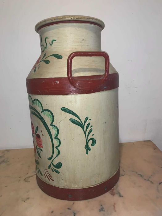 Recipient de lapte traditional pictat manual