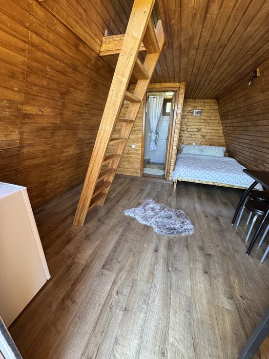 Proprietate turistică completă de vânzare în Cicănești, Argeș – 2 căsuțe funcționale, 2.356 mp teren intravilan, energie verde și peisaj de vis