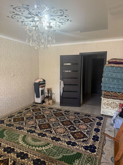 Срочна арзан бағада 2 бөлмелі этаж үй сатылады.
