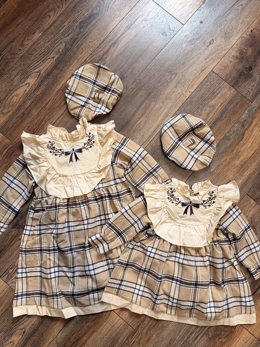 Еднакви рокли за сестри с барети