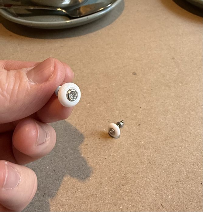 Современные гвоздики-пусеты с искусственным бриллиантом