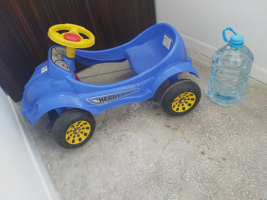 Masinuta cu pedale pt copiii cu varsta cuprinsa intre 2 si maxim 5 ani