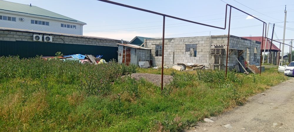 Продам дом недостроенный угловой