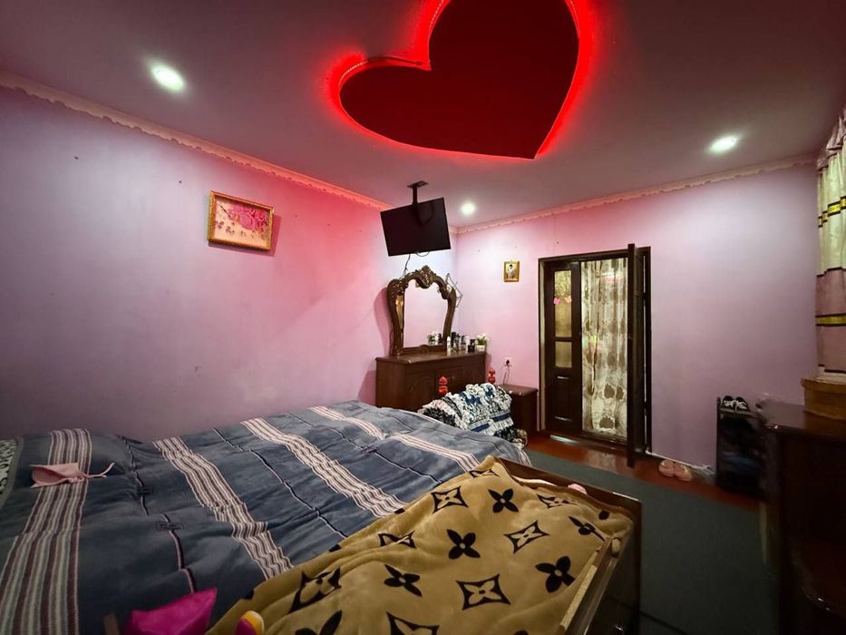 2 sotixli tayyor hovli ko‘plab jihozlari bilan birga sotiladi.