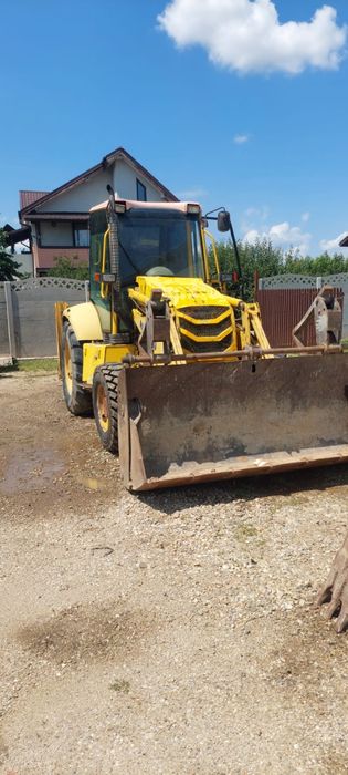 Vând buldoexcavator komatsu